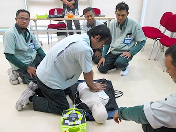Participants receiving instructions on how to operate an AED at PT. SUMCO Indonesia.