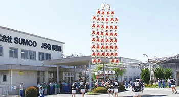 Kanto lanterns displayed at a company site with visitors.