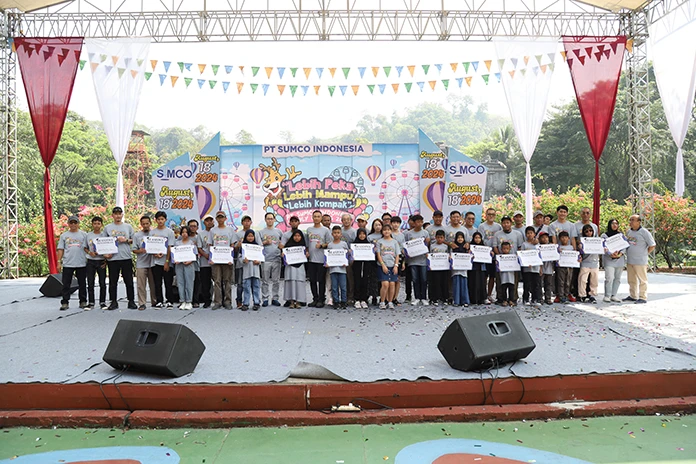Group photo from a scholarship program event at PT. SUMCO Indonesia.
