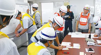 総合防災訓練で本部が避難状況を確認している様子