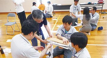 骨折の応急手当を学んでいる様子
