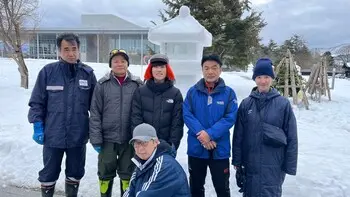 雪灯篭制作に参加する6名の集合写真