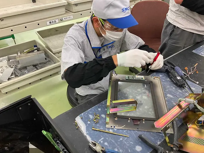 実習生による電子部品の組立作業。