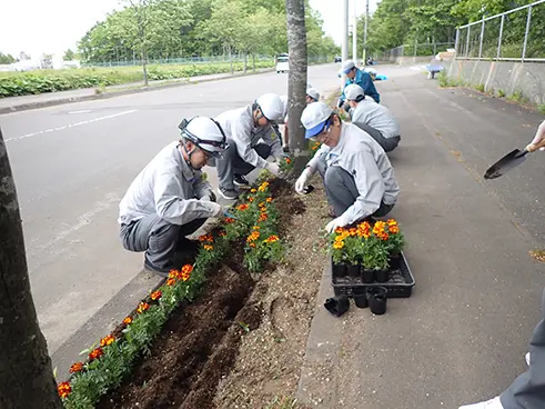 従業員による花壇への植栽作業。