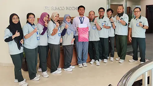 Apprenticeship Program参加者のPT. SUMCO INDONESIAのオフィスでの集合写真