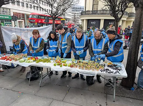 街頭で食事を配布するボランティアグループ