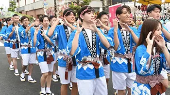 祭りで踊る参加者たちの行進