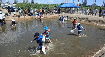 水辺で遊ぶ子どもたちの地域行事