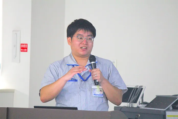 若手技術者発表会で発表している様子