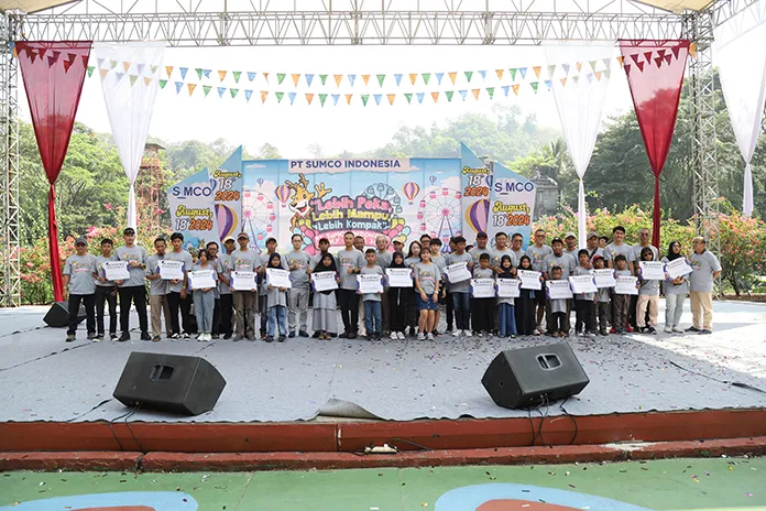 PT.SUMCO Indonesiaでの奨学金プログラムでのイベントの集合写真