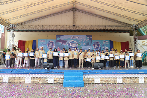 PT.SUMCO Indonesiaでの奨学金プログラムでのイベントの集合写真