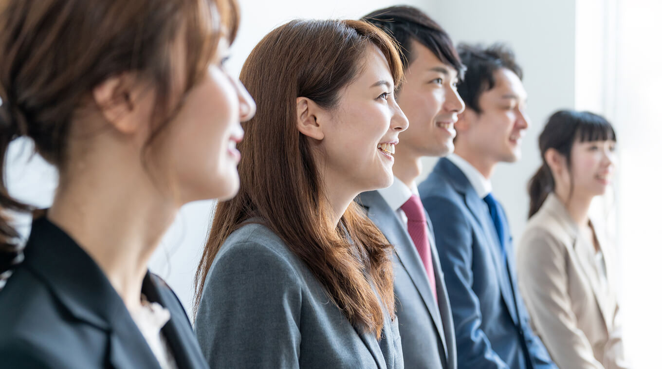 面接中の人々
