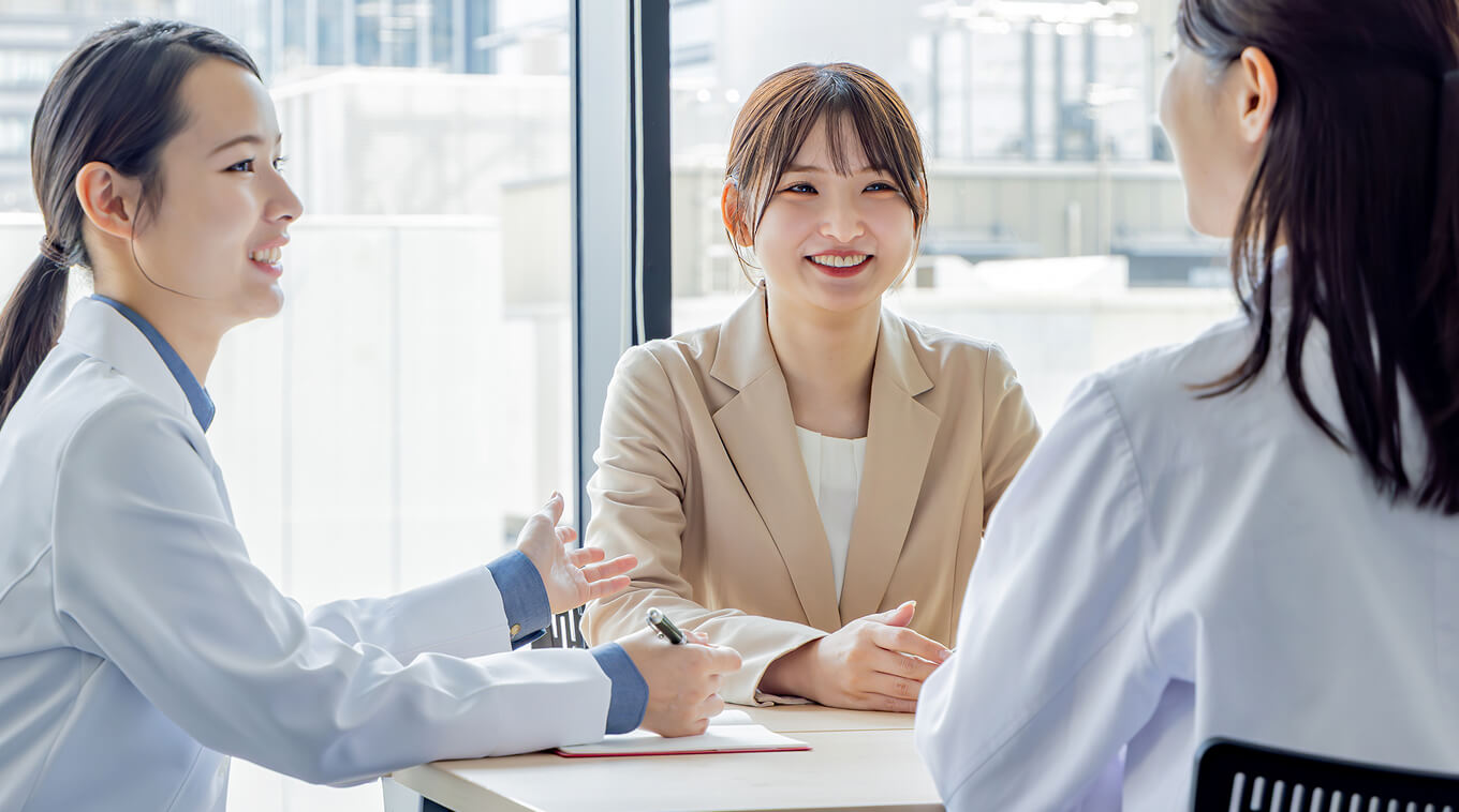 女性が3人でしゃべっている姿